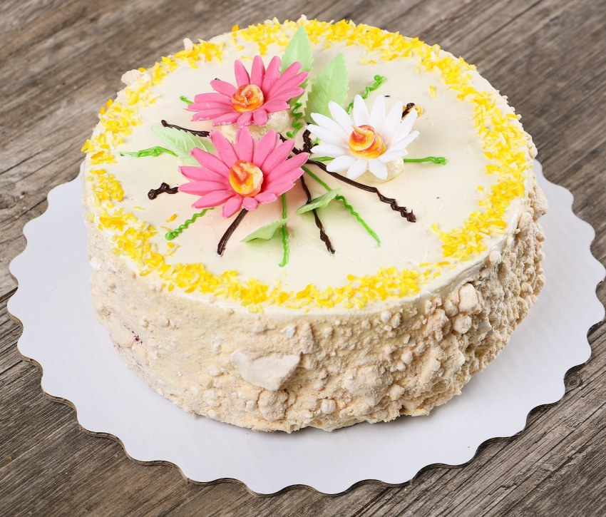 Декор торта с ромашками