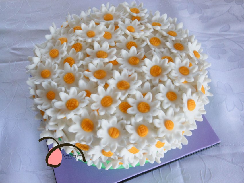 Торт с ромашками из мастики свадебный