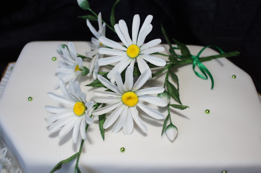 Детский торт с ромашками