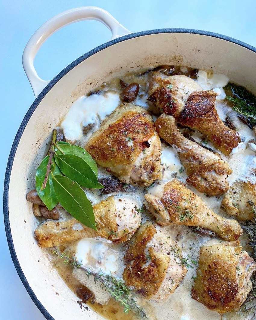 Куриные ножки в сметанном соусе