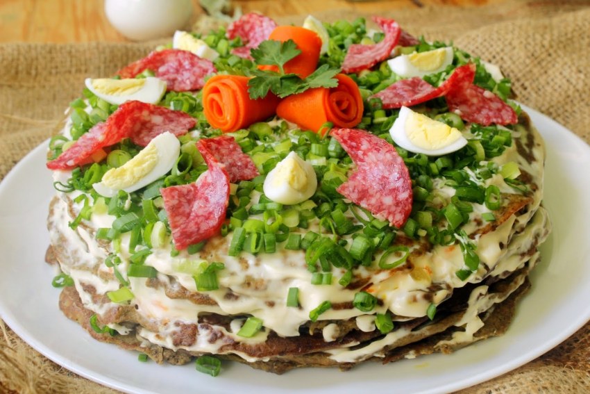 Салат нежность с курицей и жареным луком