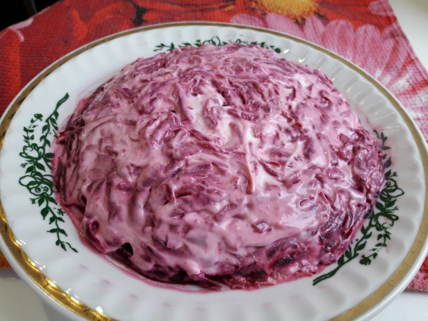 Салат из печени трески и свеклы