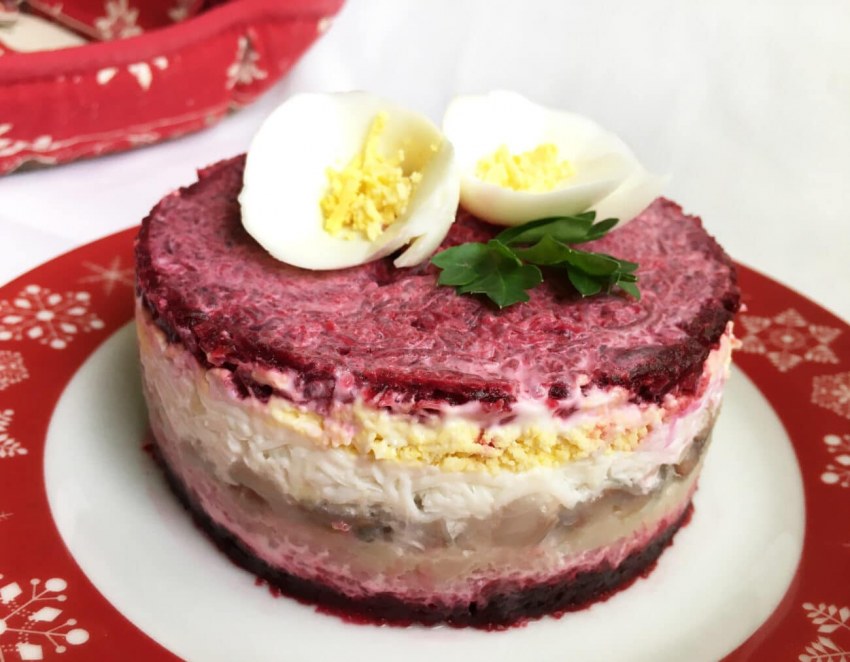 Салат из печени трески и свеклы