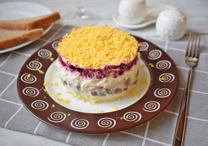 Салат с курицей и свеклой