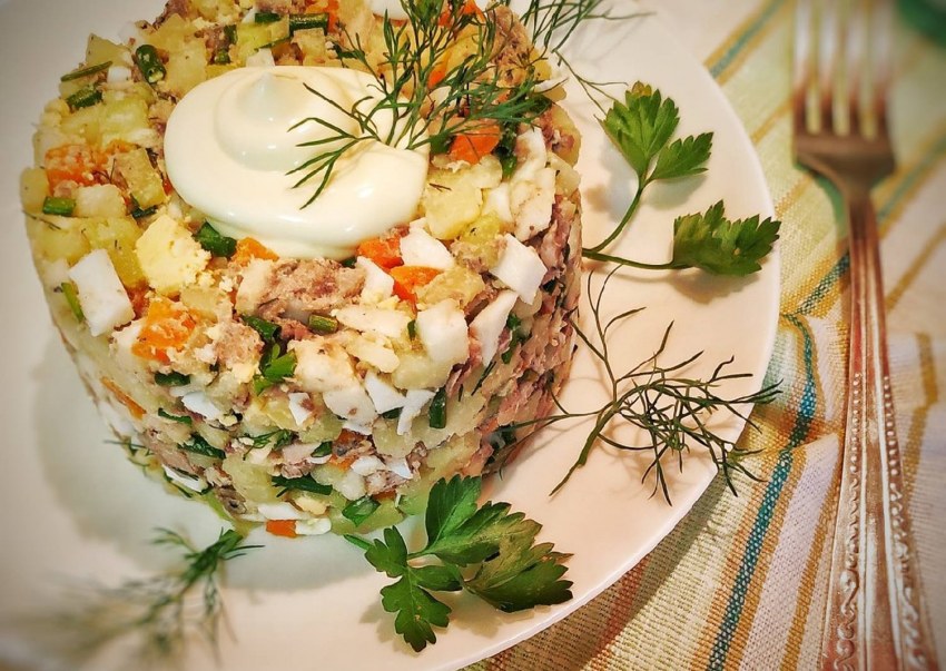 Салат с рыбной консервой