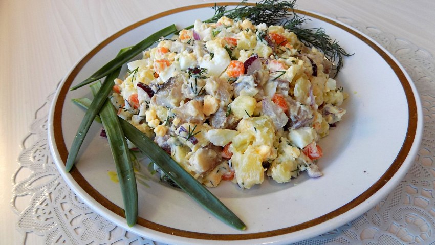 Салат с горбушей рисом и яйцом