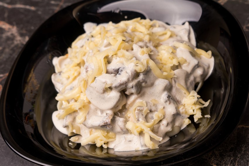 Гнезда из макарон с подливкой