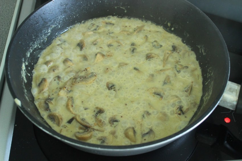 Телятина "Орлов" с грибами и сливочным соусом