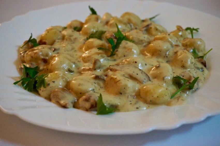 Гнезда с фаршем и грибами в сливочном соусе