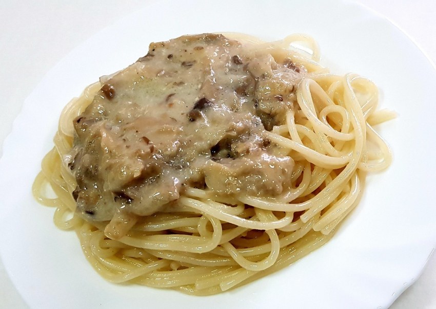 Спагетти с курицей и грибами