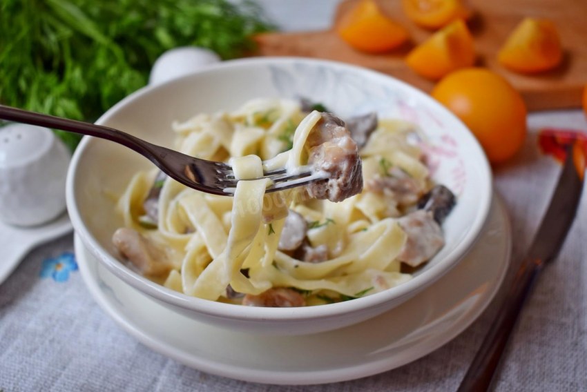 Паста на сковороде в сливочном соусе