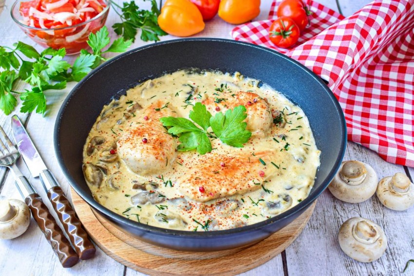 Добавить сливки в сковороду к грибам с курицей