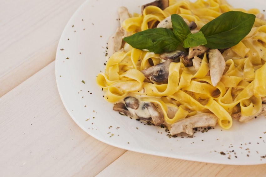 Кружка с шампиньонами в сметане на сковороде