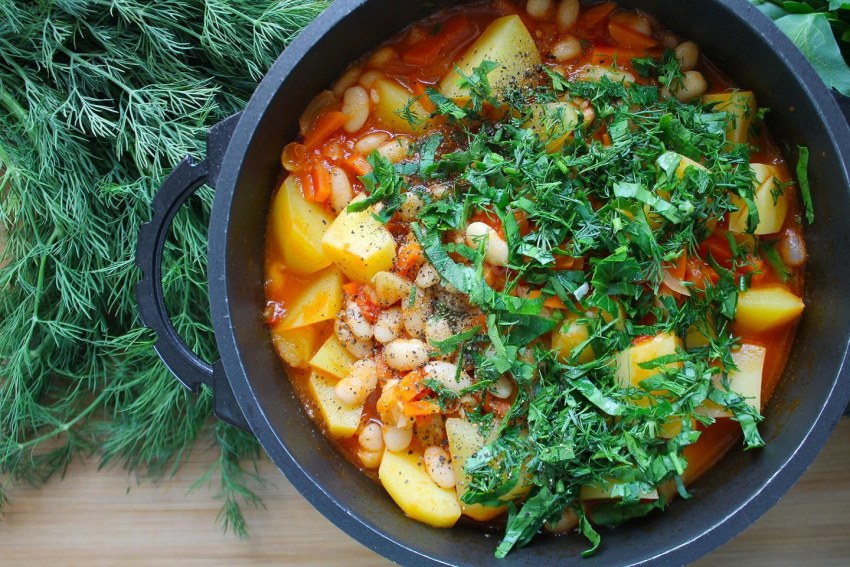 Фасоль с картошкой тушеная