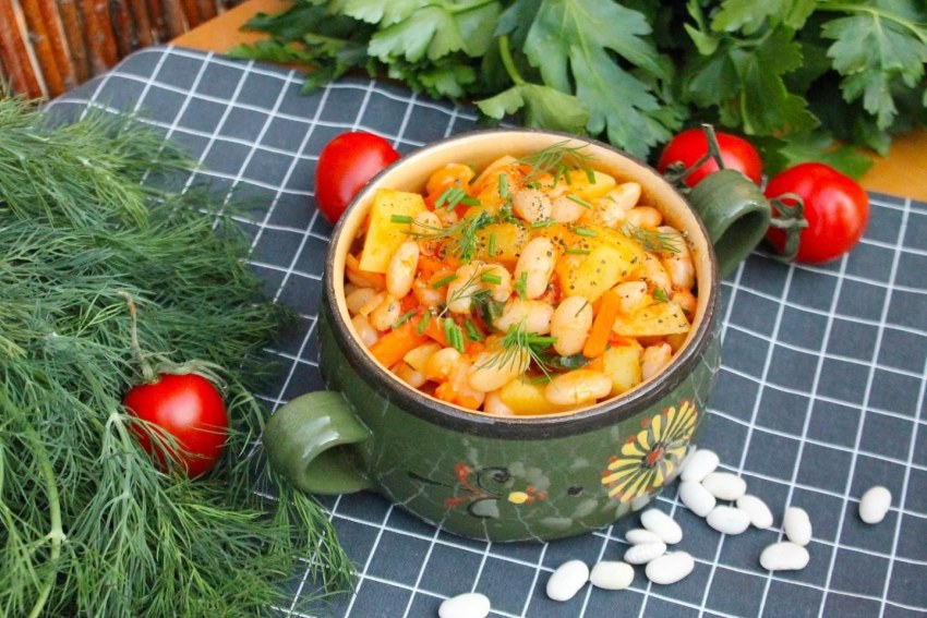 Мясо с фасолью и овощами