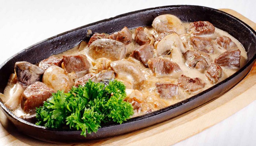 Свинина с грибами в сливочном соусе