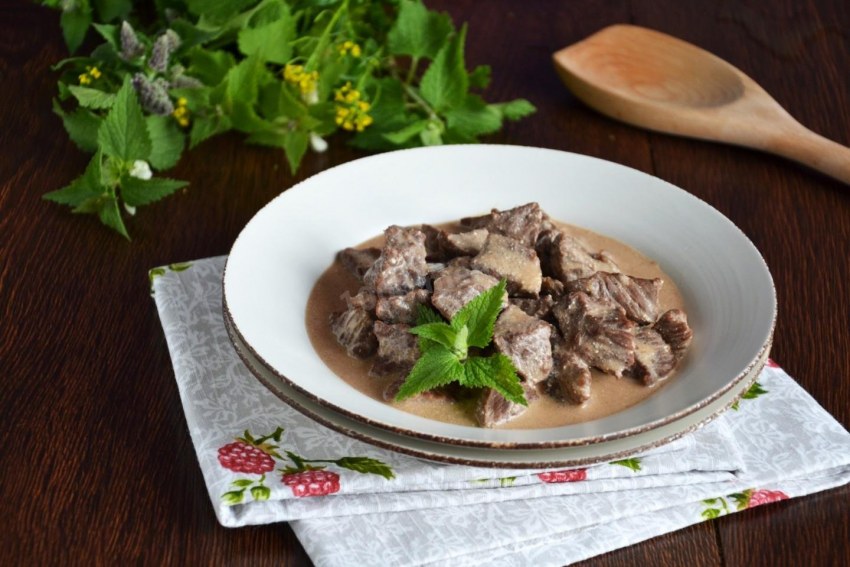 Говядина, тушеная в сметанном соусе