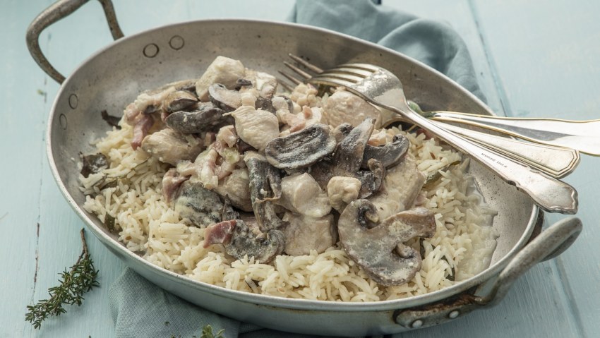 Стейк с грибной подливкой