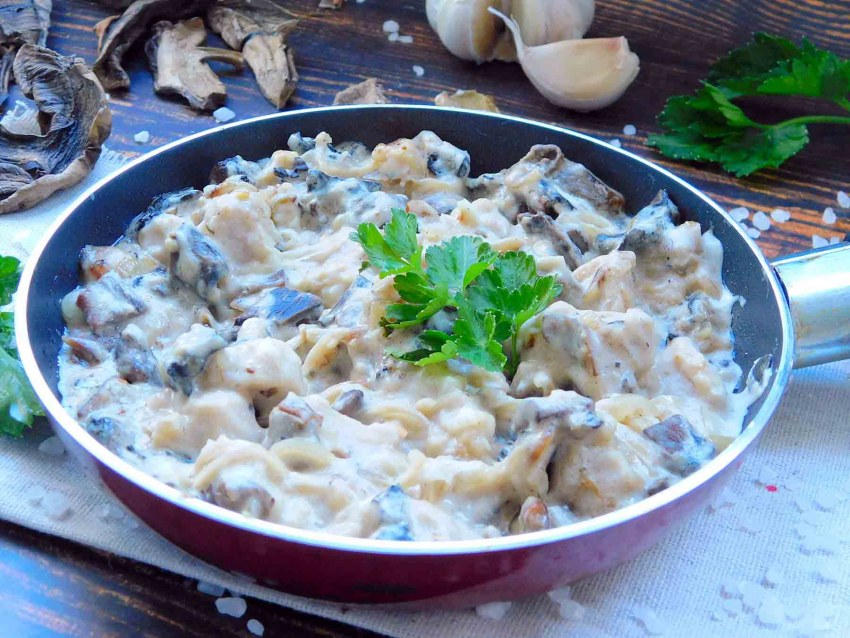 Свинина с грибами в сметанном соусе