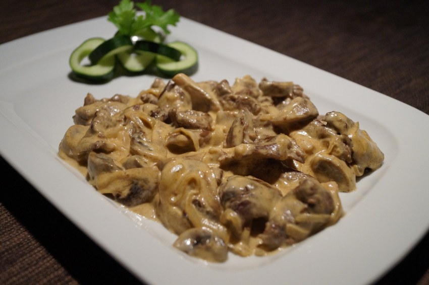 Бефстроганов из говядины с грибами в сливочном соусе