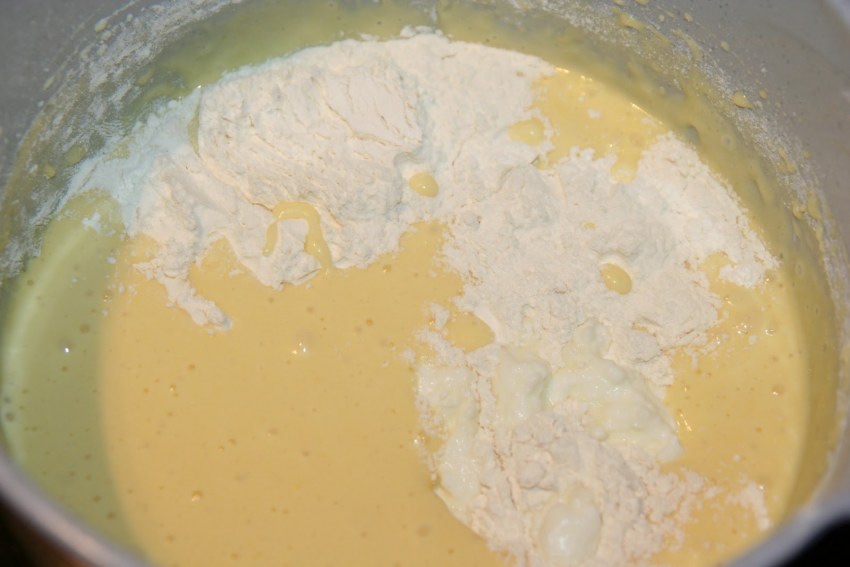 Манная каша желтого цвета