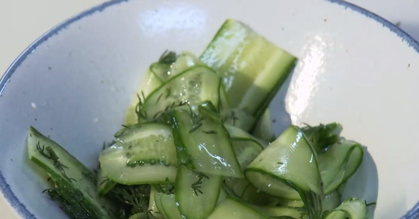 Салат битые огурцы