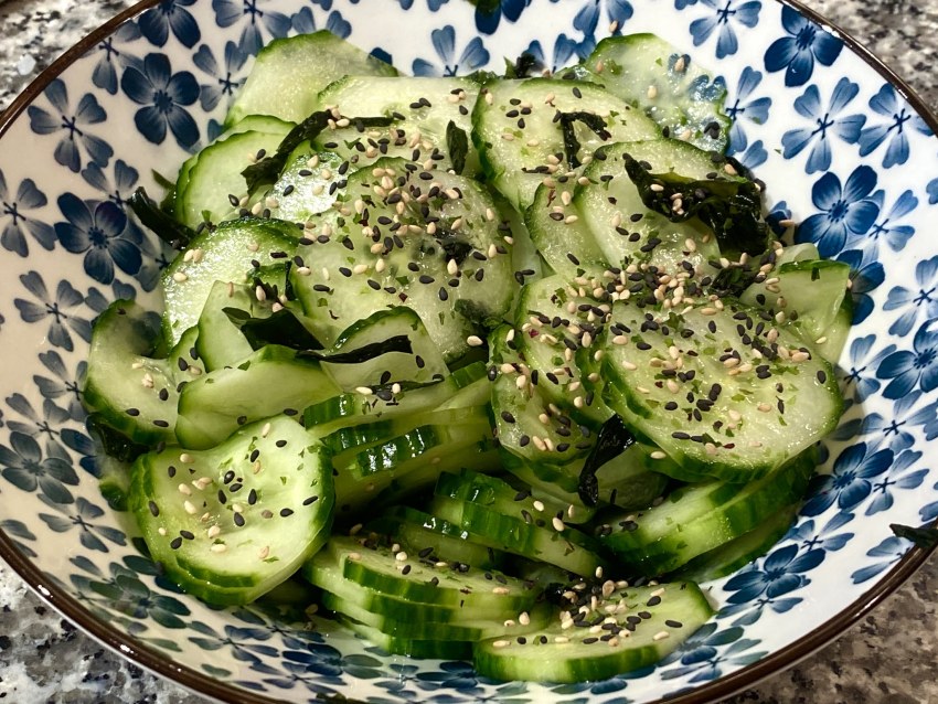 Закуска из битых огурцов