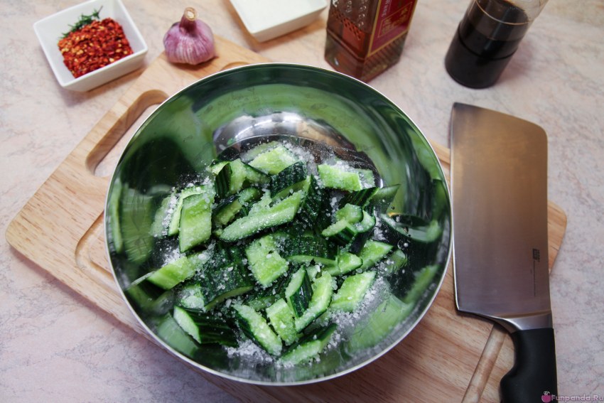 Битые огурцы азиатская закуска