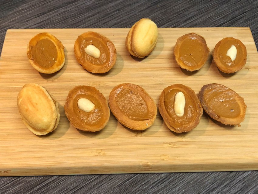 Пирожное орешек со сгущенкой