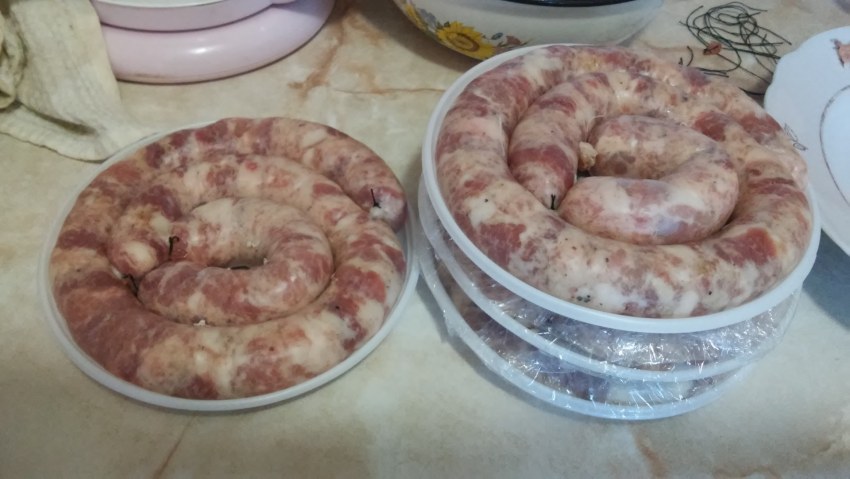 Вязка колбасы в натуральной оболочке