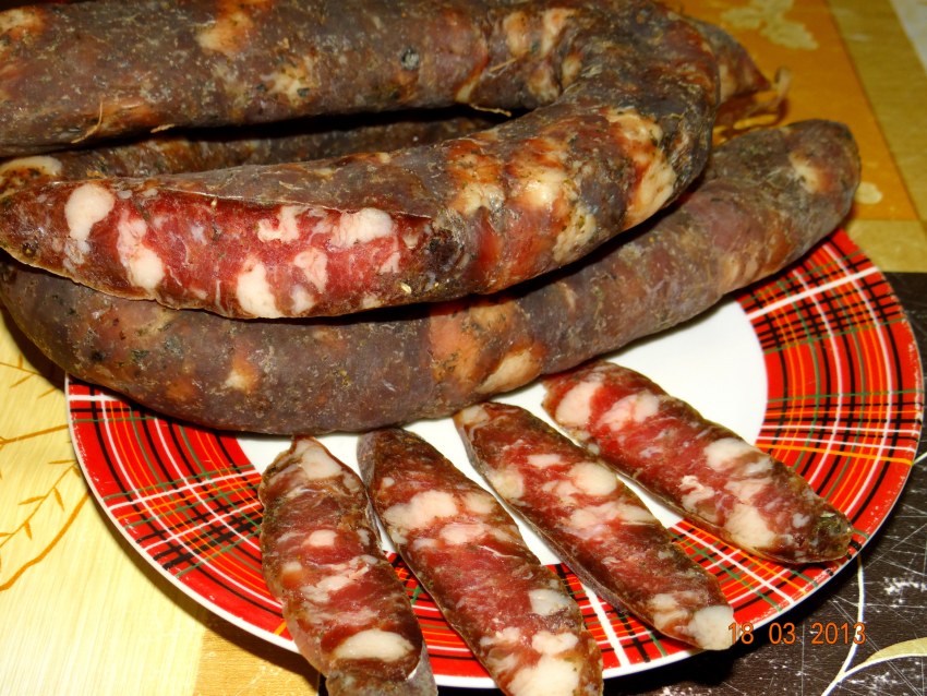 Колбаса свиная сыровяленая