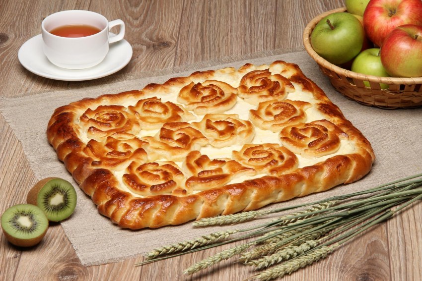 Пирог с творогом и изюмом из дрожжевого теста