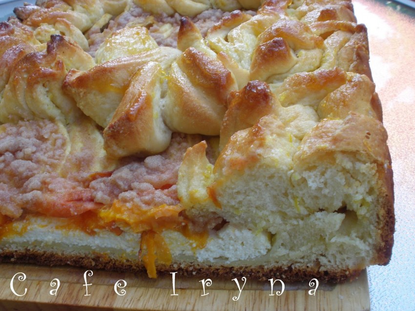 Дрожжевой пирог с творогом в духовке