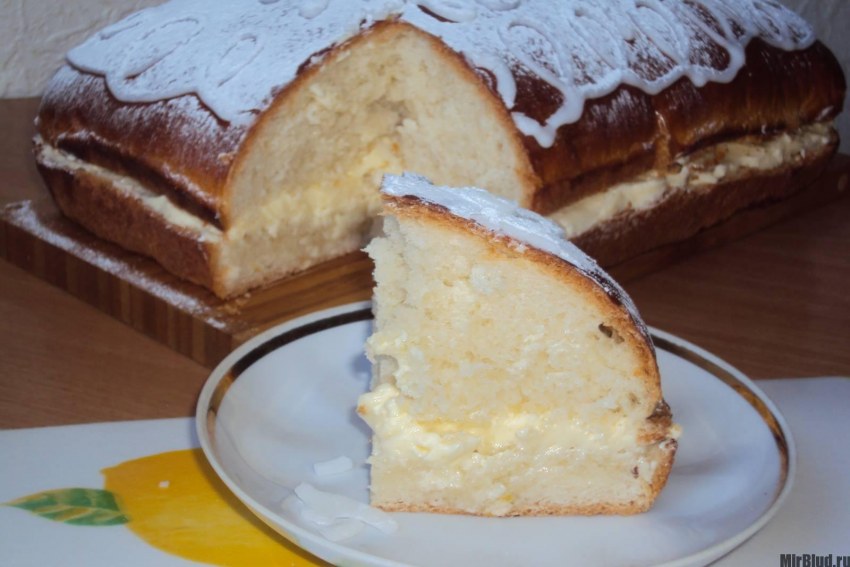 Слоеный пирог с творогом и ягодами