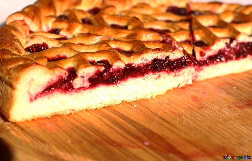 Пирог с творогом и ягодами