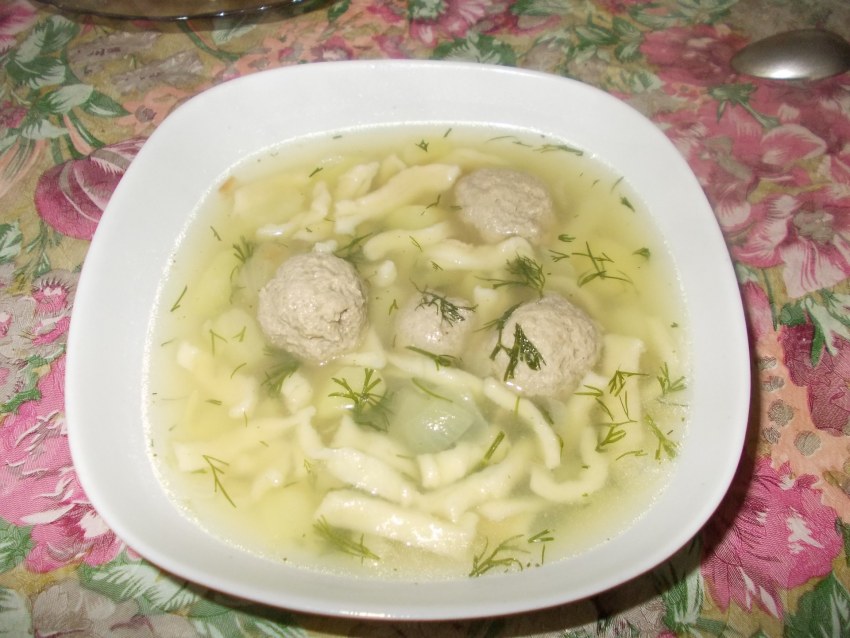 Куриный бульон с фрикадельками