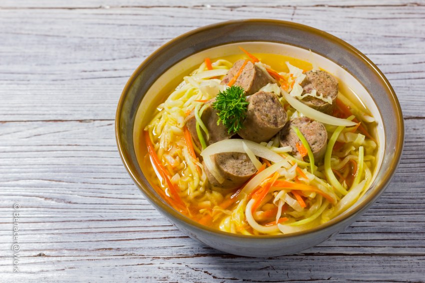 Фрикадельки с лапшой