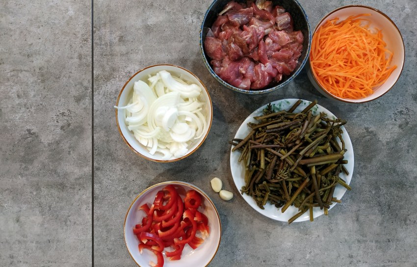 Папоротник орляк побеги