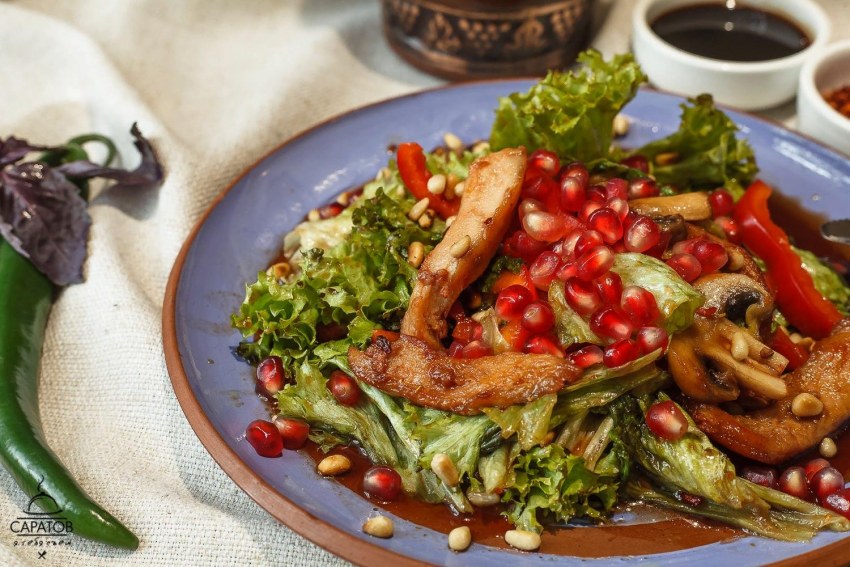 Салат из копченой куриной печени