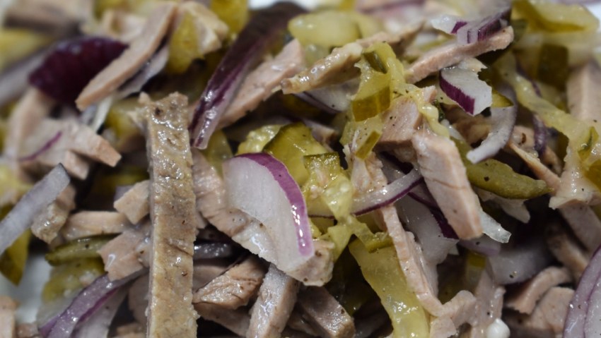 Салат мясной с грибами