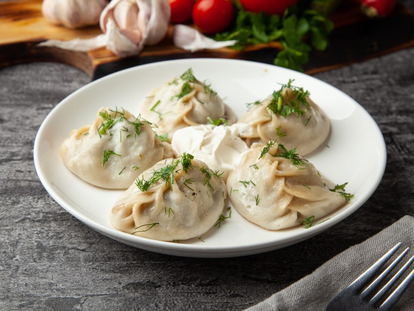 Манты в духовке под соусом