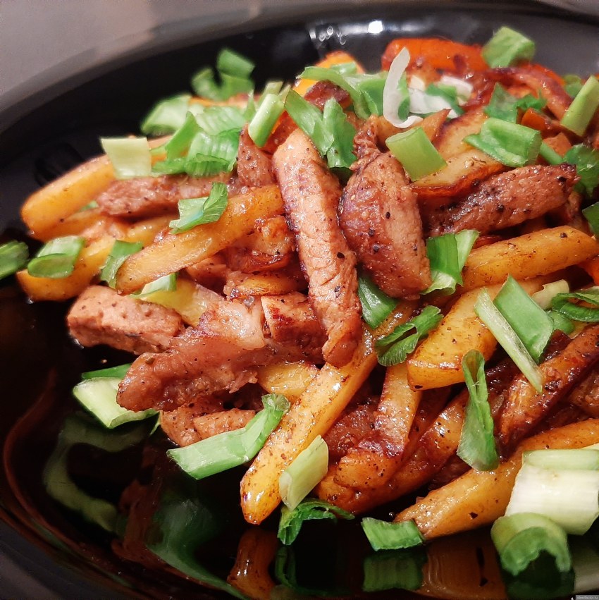 Салат с жареной свининой