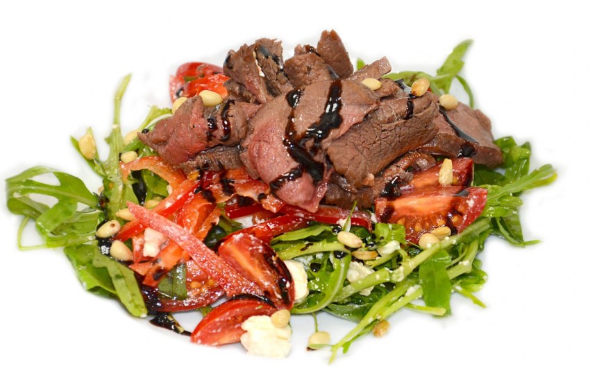 Салат с жареной телятиной