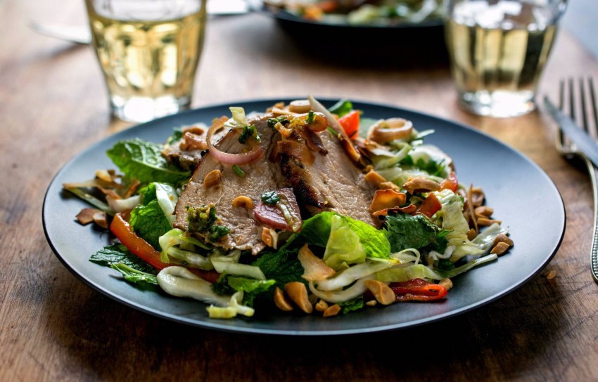 Слоеный салат со свининой