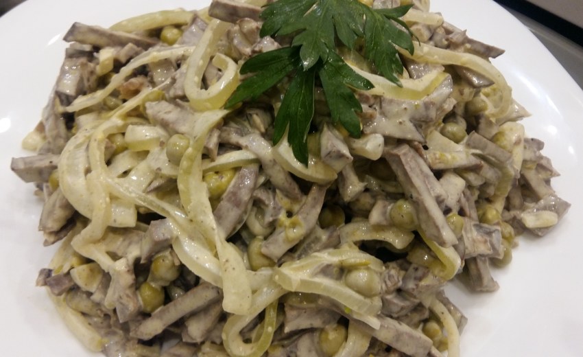 Салат с языком говяжьим и соленым огурцом