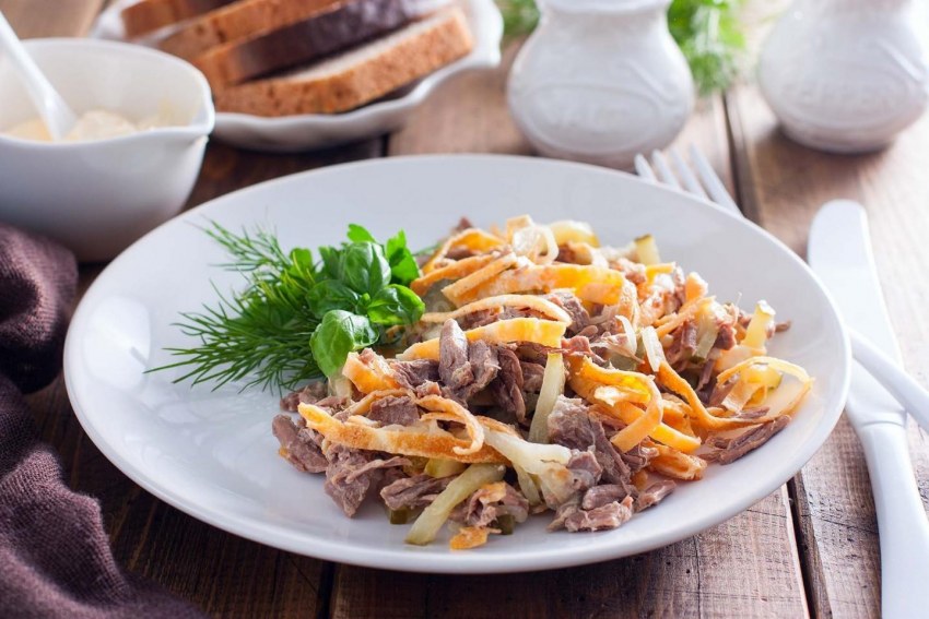 Салат Оливье с куриной грудкой