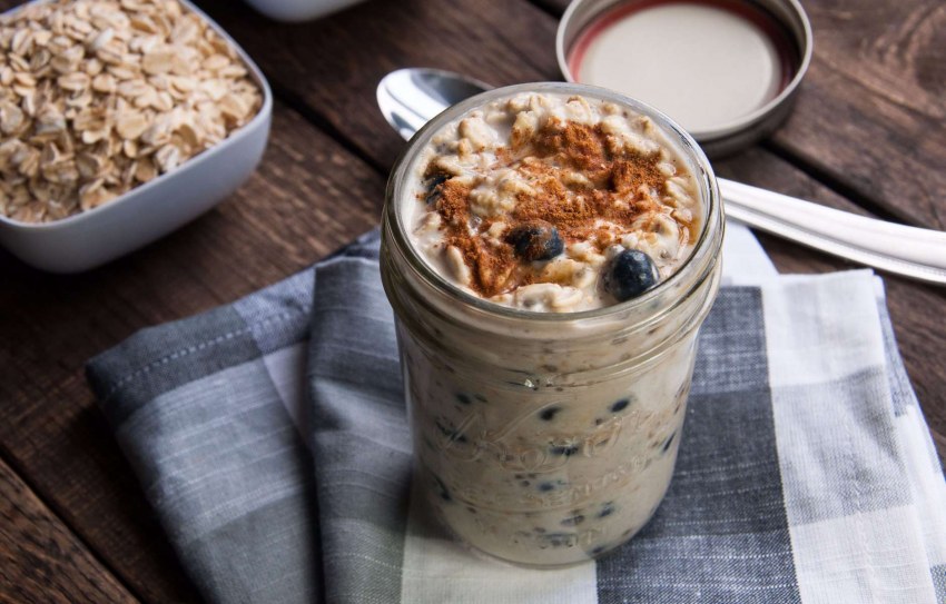 Йогурт на завтрак с овсяными хлопьями