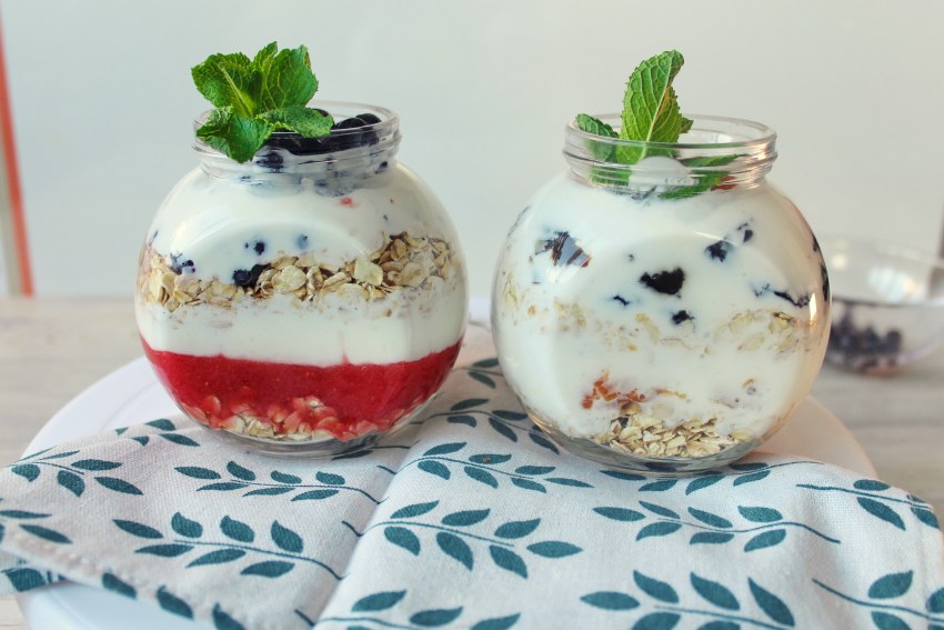 Овсянка в банке с ягодами