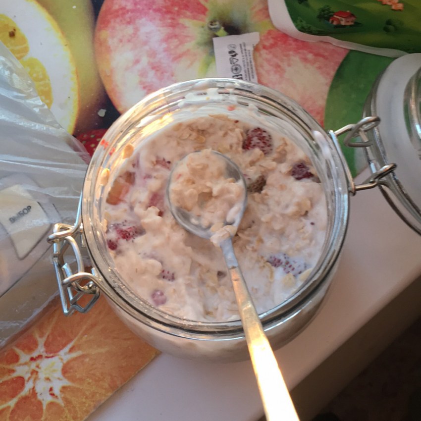 Ленивая овсянка Бирхера-биннера с яблоком