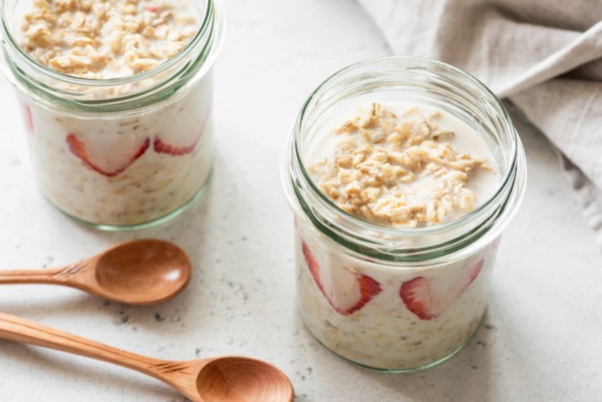 Баночка йогурта с гранолой